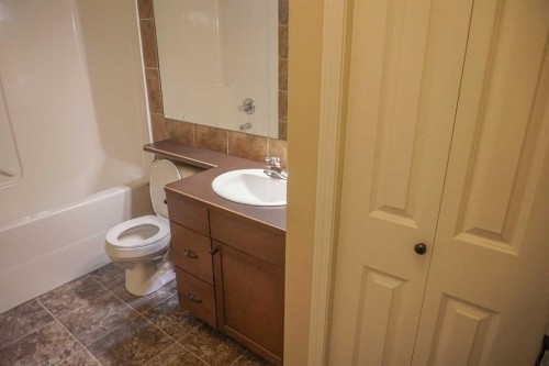 721 Silkstone Close West, Lethbridge, AB - Indoor Photo Showing Bathroom