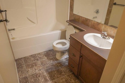 721 Silkstone Close West, Lethbridge, AB - Indoor Photo Showing Bathroom