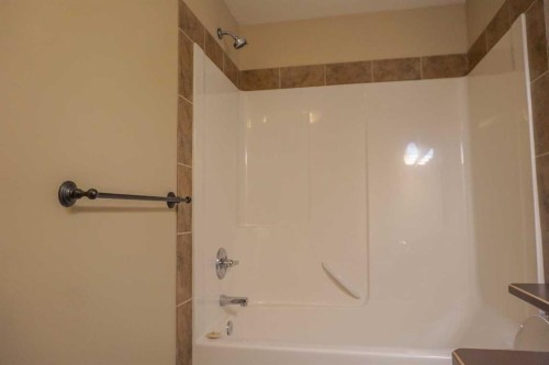 721 Silkstone Close West, Lethbridge, AB - Indoor Photo Showing Bathroom