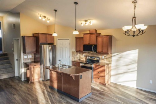 721 Silkstone Close West, Lethbridge, AB - Indoor Photo Showing Kitchen With Double Sink