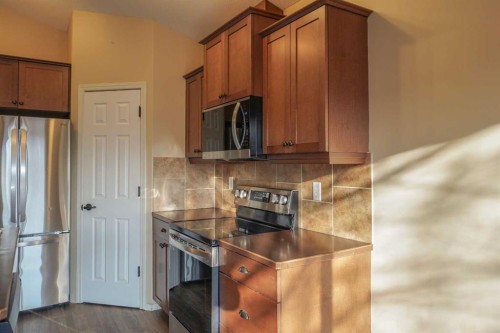 721 Silkstone Close West, Lethbridge, AB - Indoor Photo Showing Kitchen