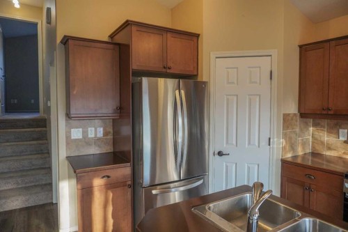 721 Silkstone Close West, Lethbridge, AB - Indoor Photo Showing Kitchen With Double Sink