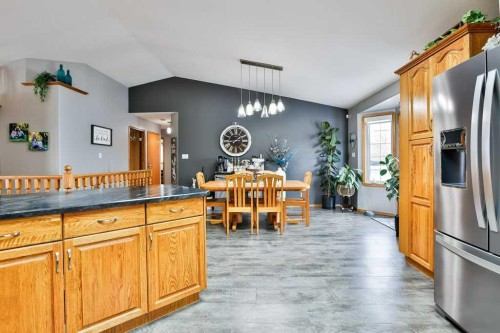 4615 60 Avenue, Taber, AB - Indoor Photo Showing Kitchen