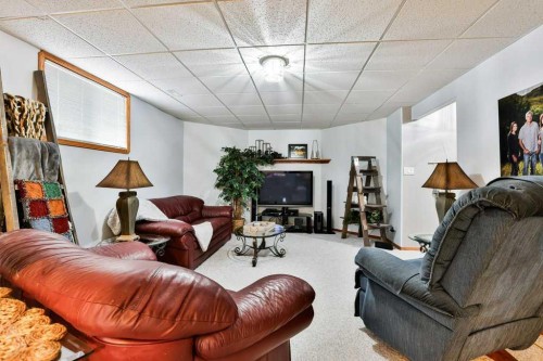 4615 60 Avenue, Taber, AB - Indoor Photo Showing Living Room