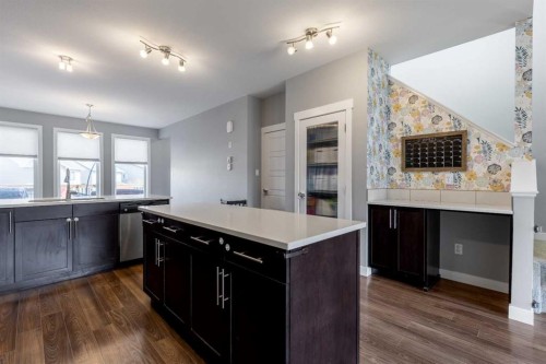539 Moonlight Lane West, Lethbridge, AB - Indoor Photo Showing Kitchen