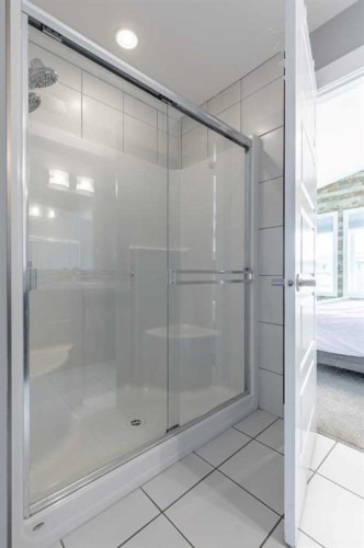 539 Moonlight Lane West, Lethbridge, AB - Indoor Photo Showing Bathroom