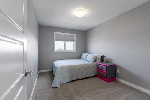 539 Moonlight Lane West, Lethbridge, AB - Indoor Photo Showing Bedroom