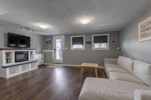 539 Moonlight Lane West, Lethbridge, AB - Indoor Photo Showing Living Room