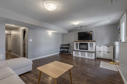 539 Moonlight Lane West, Lethbridge, AB - Indoor Photo Showing Living Room