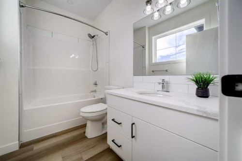 393 Rivergrove Chase West, Lethbridge, AB - Indoor Photo Showing Bathroom