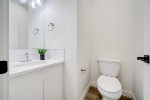 393 Rivergrove Chase West, Lethbridge, AB - Indoor Photo Showing Bathroom