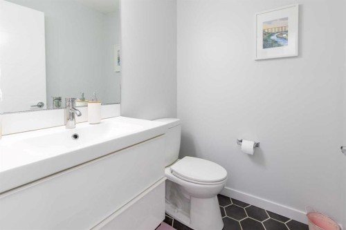 5-418 Highlands Boulevard West, Lethbridge, AB - Indoor Photo Showing Bathroom