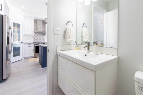 5-418 Highlands Boulevard West, Lethbridge, AB - Indoor Photo Showing Bathroom
