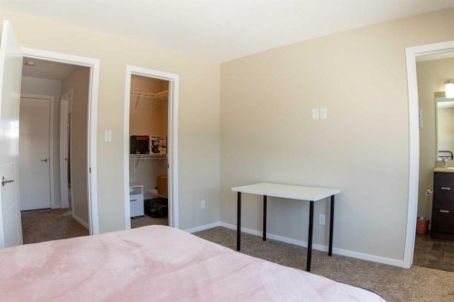5-418 Highlands Boulevard West, Lethbridge, AB - Indoor Photo Showing Bedroom