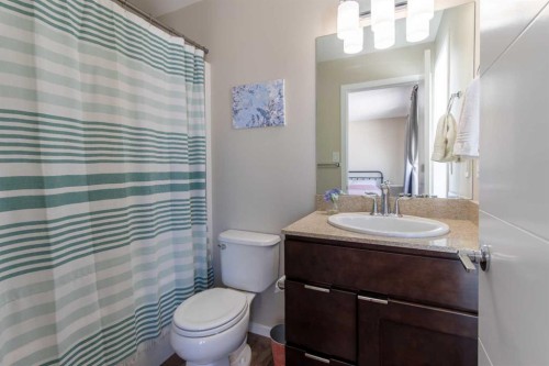 5-418 Highlands Boulevard West, Lethbridge, AB - Indoor Photo Showing Bathroom