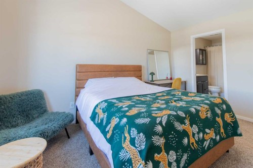5-418 Highlands Boulevard West, Lethbridge, AB - Indoor Photo Showing Bedroom