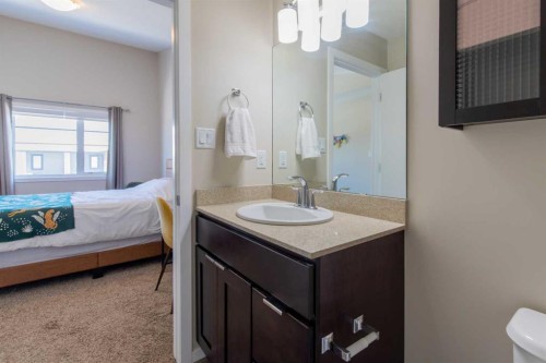 5-418 Highlands Boulevard West, Lethbridge, AB - Indoor Photo Showing Bathroom