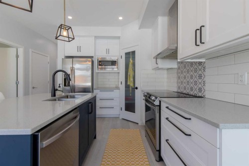 5-418 Highlands Boulevard West, Lethbridge, AB - Indoor Photo Showing Kitchen With Double Sink With Upgraded Kitchen