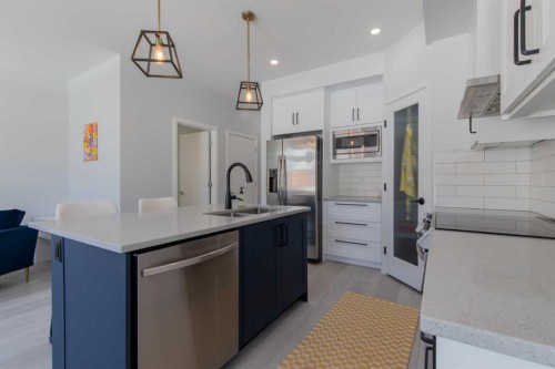 5-418 Highlands Boulevard West, Lethbridge, AB - Indoor Photo Showing Kitchen With Double Sink With Upgraded Kitchen