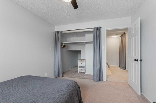 36-5 Acadia Road West, Lethbridge, AB - Indoor Photo Showing Bedroom