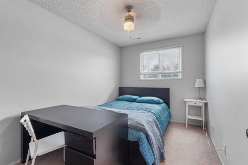 36-5 Acadia Road West, Lethbridge, AB - Indoor Photo Showing Bedroom