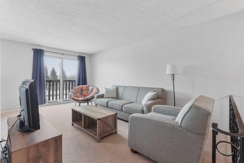 36-5 Acadia Road West, Lethbridge, AB - Indoor Photo Showing Living Room