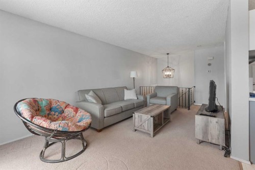 36-5 Acadia Road West, Lethbridge, AB - Indoor Photo Showing Living Room