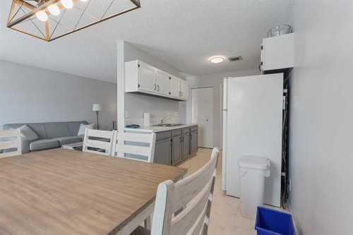 36-5 Acadia Road West, Lethbridge, AB - Indoor