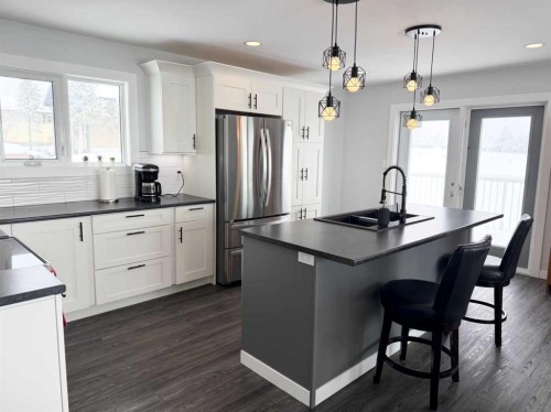 8142 26 Avenue, Coleman, AB - Indoor Photo Showing Kitchen With Upgraded Kitchen