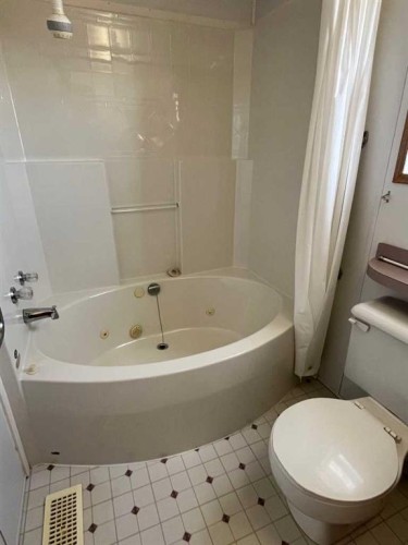 230 4 Street, Stirling, AB - Indoor Photo Showing Bathroom