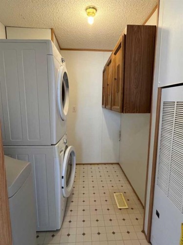 230 4 Street, Stirling, AB - Indoor Photo Showing Laundry Room