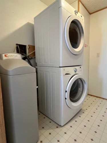 230 4 Street, Stirling, AB - Indoor Photo Showing Laundry Room