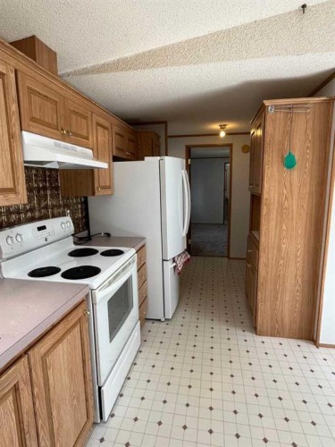 230 4 Street, Stirling, AB - Indoor Photo Showing Kitchen