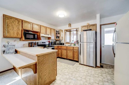 131 Beaverbrook Road North, Lethbridge, AB - Indoor Photo Showing Kitchen