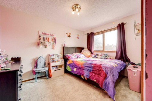 131 Beaverbrook Road North, Lethbridge, AB - Indoor Photo Showing Bedroom