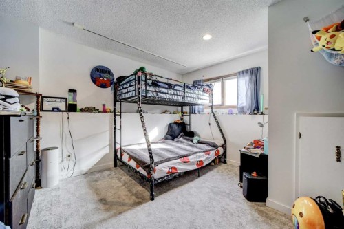 131 Beaverbrook Road North, Lethbridge, AB - Indoor Photo Showing Bedroom