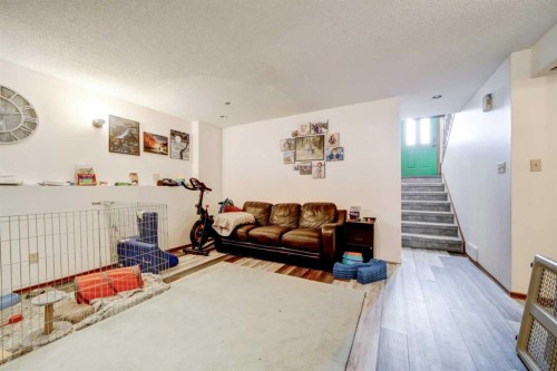131 Beaverbrook Road North, Lethbridge, AB - Indoor Photo Showing Living Room