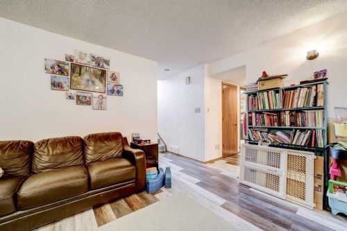 131 Beaverbrook Road North, Lethbridge, AB - Indoor Photo Showing Living Room