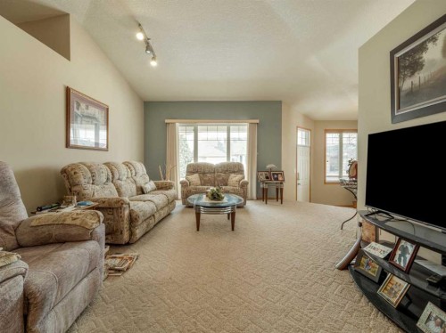 108 Riverdale Terrace West, Lethbridge, AB - Indoor Photo Showing Living Room