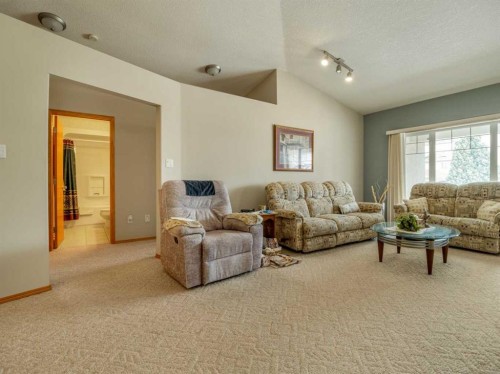 108 Riverdale Terrace West, Lethbridge, AB - Indoor Photo Showing Living Room