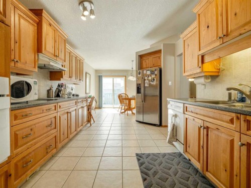108 Riverdale Terrace West, Lethbridge, AB - Indoor Photo Showing Kitchen