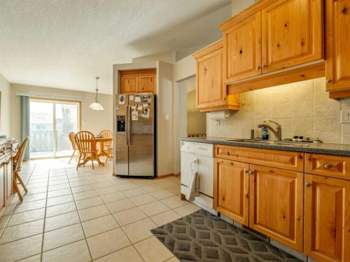 108 Riverdale Terrace West, Lethbridge, AB - Indoor Photo Showing Kitchen
