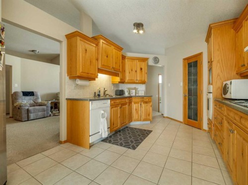 108 Riverdale Terrace West, Lethbridge, AB - Indoor Photo Showing Kitchen