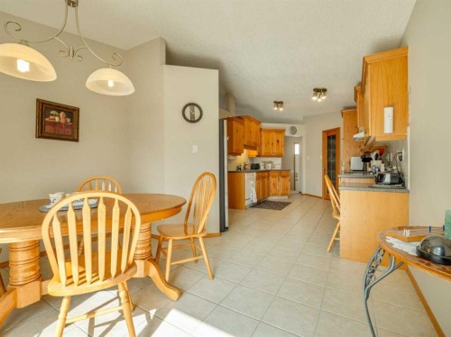 108 Riverdale Terrace West, Lethbridge, AB - Indoor Photo Showing Dining Room