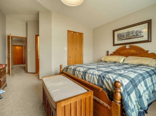 108 Riverdale Terrace West, Lethbridge, AB - Indoor Photo Showing Bedroom