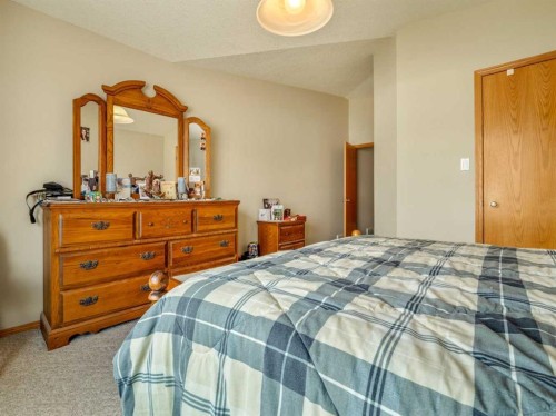 108 Riverdale Terrace West, Lethbridge, AB - Indoor Photo Showing Bedroom