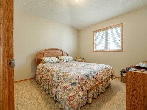 108 Riverdale Terrace West, Lethbridge, AB - Indoor Photo Showing Bedroom