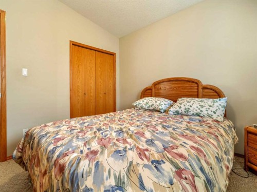 108 Riverdale Terrace West, Lethbridge, AB - Indoor Photo Showing Bedroom