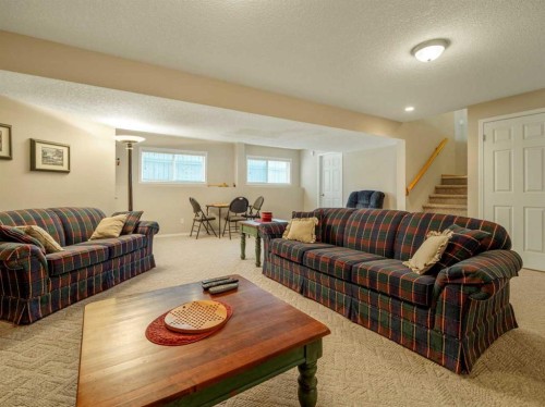 108 Riverdale Terrace West, Lethbridge, AB - Indoor Photo Showing Living Room