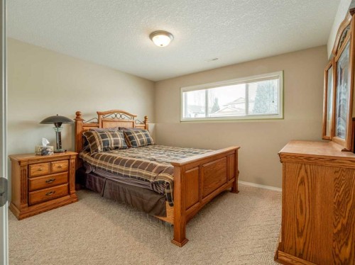 108 Riverdale Terrace West, Lethbridge, AB - Indoor Photo Showing Bedroom